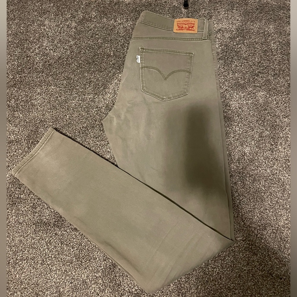 Levi’s 311 Shaping Skinny 💚